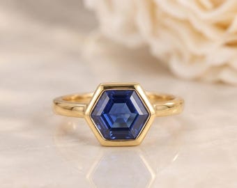 Bague solitaire saphir bleu en or 14 carats, sertie d'un saphir hexagonal. Bague de fiançailles en saphir bleu délicat. Pierre de naissance de septembre.