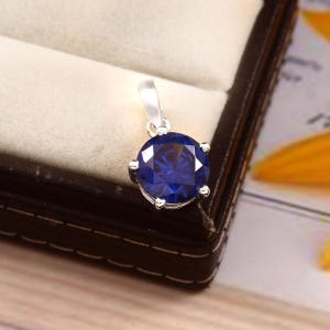 Ronde Geslepen Blauwe Saffier Hanger Saffier Eenvoudige Ketting September Geboortesteen 925 Sterling Zilveren Sieraden Hanger Vrouwen Dragen Modieus Cadeau
