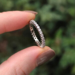 Anello eternity con moissanite taglio rotondo, fede nuziale eternity completa, anello con moissanite micro pavé, anello da sposa impilabile, regalo di anniversario per lei