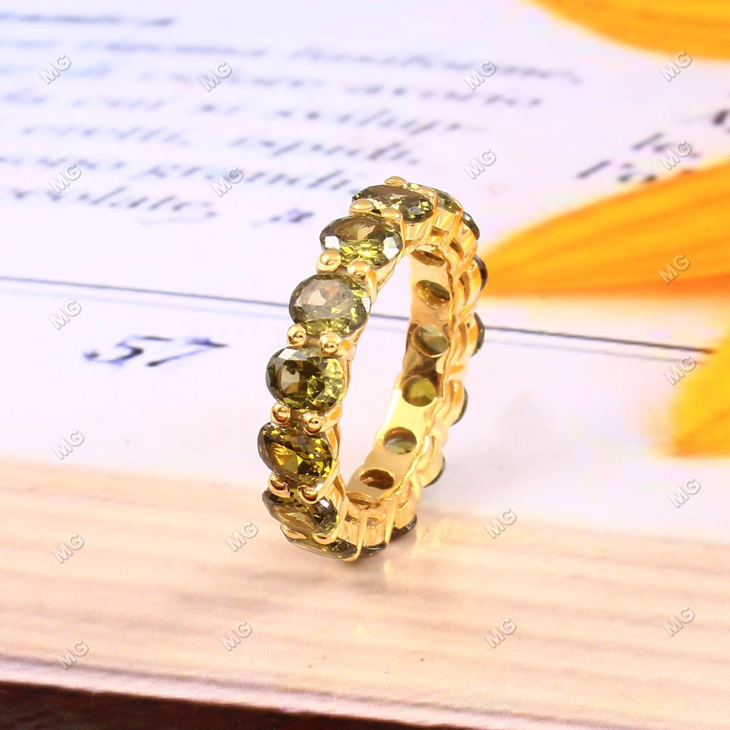 グリーントルマリンの結婚指輪：上品な14kゴールドのプロミスリング 