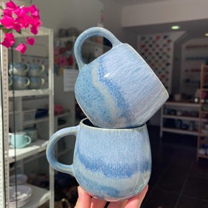 Set van twee mokken 330-350 ml. Kopje. Handbeschilderd. Portugees keramiek. Vaatwasser- en magnetronbestendig.