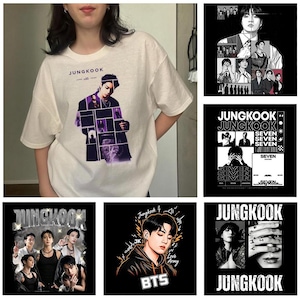 Op de afbeelding: Wit T-shirt met een afbeelding van Jungkook, en de naam "JUNGKOOK" boven de afbeelding gedrukt. Het ontwerp bevat een collage van afbeeldingen en de tekst "JUNGKOOK" in paars.