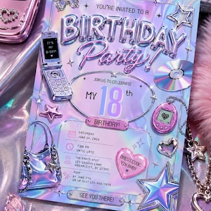 以下が含まれることがあります： Y2Kをテーマにしたホログラフィックな誕生日パーティーの招待状。招待状には、フリップフォン、星、ハンドバッグ、ハート型のドレスコードが描かれています。「Birthday Party!」と「My 18th」と書かれています。