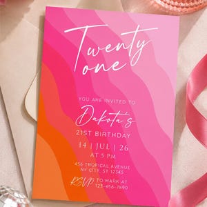 Può includere: Un invito di compleanno con un vivace design a onde rosa e arancione. Il testo "Twenty one" è in alto, con i dettagli per il 21° compleanno di Dakota, tra cui data, ora e luogo. Sono incluse anche le informazioni RSVP.