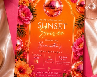 Puede incluir: Una invitación a una "Sunset Soirée" para celebrar el 30 cumpleaños de Samantha. El diseño presenta un fondo degradado naranja y rosa, bolas de discoteca y detalles florales. El texto incluye detalles del evento como fecha, hora y lugar.