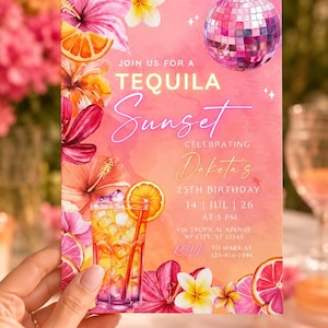 Puede incluir: Una tarjeta de invitación rectangular con fondo de acuarela rosa, una bola de discoteca, flores de hibisco tropicales y un cóctel tequila sunrise con una rodaja de naranja. Texto: JOIN US FOR A TEQUILA Sunset CELEBRATING Dakota's 25TH BIRTHDAY 14 | JUL | 26 AT 5 PM 456 TROPICAL AVENUE NY CITY, ST 12345 RSVP TO MARK AT 123-456-7890.