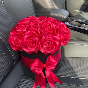 Roter Satin-Rosenstrauß in Box, Seidenband-Blumenarrangement, elegantes handgefertigtes Geschenk Satinblumen, ewiger Rosenstrauß, Geschenk für sie