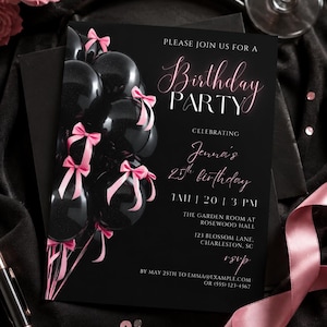 Op de afbeelding: Zwarte verjaardagsuitnodiging met roze accenten. De uitnodiging toont zwarte ballonnen met roze strikken en de tekst "Birthday Party" in een sierlijk lettertype. De uitnodiging is voor Jenna's 25e verjaardag.