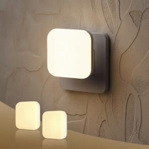 Luz nocturna regulable con sensor automático y LED cálido para dormitorio, baño y pasillo.