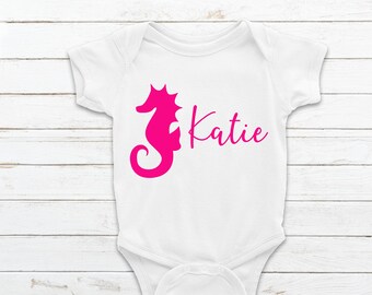 Caballito de mar personalizado (su nombre) - chaleco de bebé impreso para niños, anuncio de nacimiento de un nuevo baby shower para bebés con traje de cuerpo