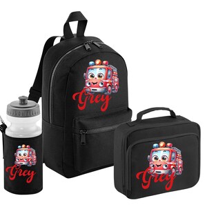 Può includere: Set composto da zaino, borsa pranzo e borraccia neri con un design di camion dei pompieri dei cartoni animati e il nome "Grey" in lettere rosse.