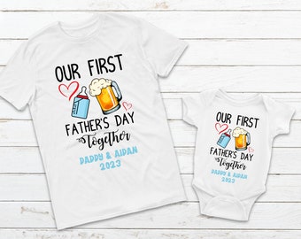 Personalisiert Unser erster erster Vatertag zusammen Kinder Baby Weste, Bodysuit und Herren T-Shirt T-Set - Bier, Milch, trinkende Freunde Design