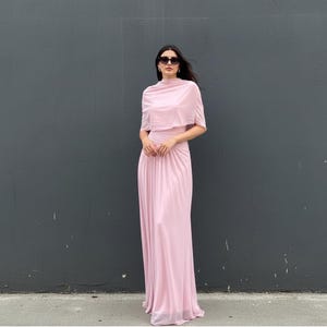 Vestido largo con capa drapeada, elegante vestido de noche, vestido formal para invitada de boda, vestido largo ajustado con fruncido suave, atuendo de cóctel para mujer