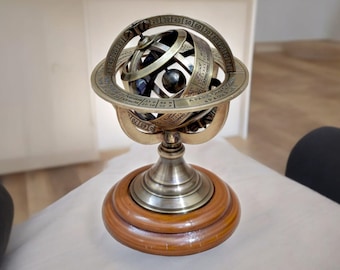 エレガントな木製台座に置かれたヴィンテージの天球儀：ご自宅の