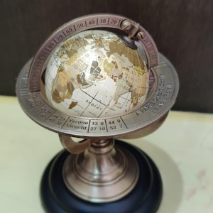 5" vintage en laiton, carte du monde, globe, décoration de bureau nautique, astrolabe, sphère armillaire | Sphère armillaire sur une base en bois élégante | Cadeau de remise des diplômes