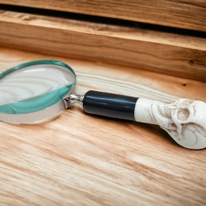 Antiek vergrootglas met messing handvat met schedelontwerp – ideaal voor boeken lezen, kaartontwerp en kantoorwerk, verzamelobject vergrootglas