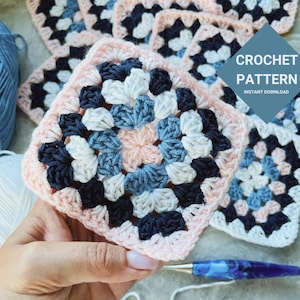以下が含まれることがあります： ピンク、ブルー、白、黒の糸を使ったグラニースクエアの編み図です。パターンはすぐにダウンロードできます。CROCHET PATTERN INSTANT DOWNLOAD