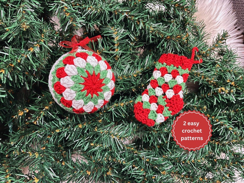 Pode incluir: Duas decora&ccedil;&otilde;es de Natal feitas &agrave; m&atilde;o em croch&ecirc;: uma bola redonda e uma meia. A bola &eacute; vermelha, branca e verde com uma fita vermelha. A meia &eacute; vermelha, branca e verde. A imagem inclui o texto "2 easy crochet patterns".