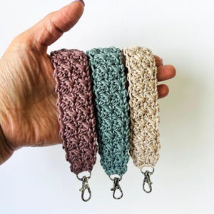 Patrón de crochet para llavero de muñeca, cordón fácil para principiantes, manualidad DIY, regalo único para mamá, maestra, padre, términos de EE. UU. y Reino Unido, patrón de correa para llavero en PDF