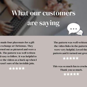 以下が含まれることがあります： 「What our customers are saying」というテキストと顧客レビューが記載された画像。レビューでは、プレースマット、パターン、ビデオリンク、かぎ針編みが言及されています。ラップトップと花も表示されています。