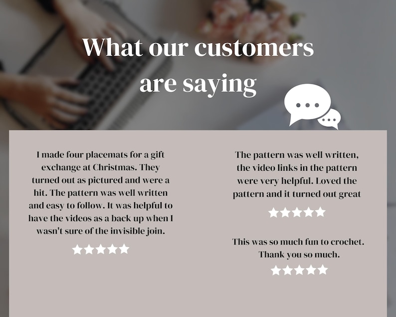以下が含まれることがあります： 「What our customers are saying」というテキストと顧客レビューが記載された画像。レビューでは、プレースマット、パターン、ビデオリンク、かぎ針編みが言及されています。ラップトップと花も表示されています。