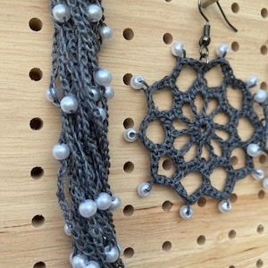 Set of necklace and earrings in micro crochet with small pearls. Let me know your favorite colour.