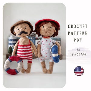 Peut inclure: Patron de crochet PDF en anglais pour deux poupées amigurumi. Les poupées sont habillées de maillots de bain rayés rouge et blanc et d'une robe blanche à pois rouges. Elles tiennent un anneau de sauvetage bleu et blanc et un anneau de sauvetage rouge et blanc.