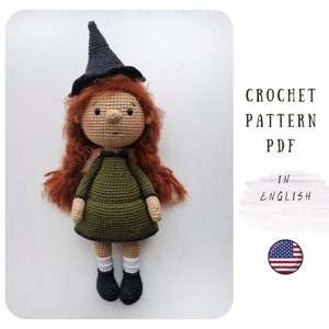 Puede incluir: Patrón de crochet PDF en inglés para una muñeca bruja con un sombrero negro, cabello castaño, vestido verde y calcetines blancos. La muñeca está de pie sobre un fondo blanco.