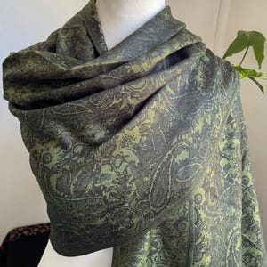 Sciarpa in misto pashmina di seta verde scuro, scialle leggero multicolore, di origine nepalese.