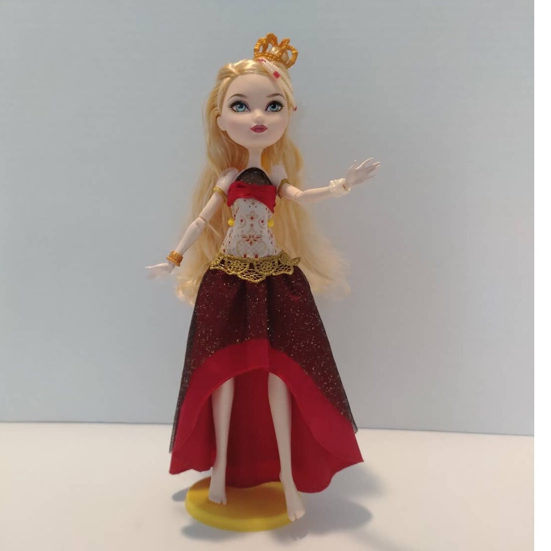 Apple White Thronecoming Doll