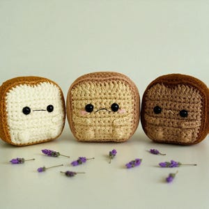 Schema PDF per realizzare all'uncinetto un pane tipo Loafie, peluche amigurumi kawaii, simpatico giocattolo da panetteria, divertente idea regalo fai da te