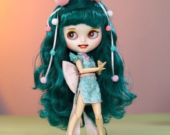 Karena – Premium Custom Neo Blythe Doll with Green Hair, White Skin & Matte Smiling Face