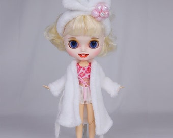 Neo Blythe Doll White Spa Bath Robe with Hair Tie