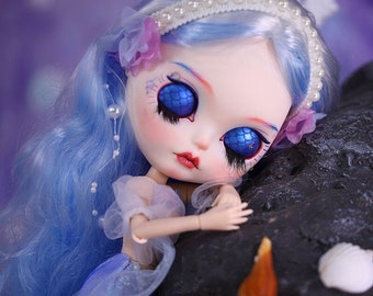 Julia – Premium Custom Neo Blythe Doll with Blue Hair, White Skin & Matte Smiling Face