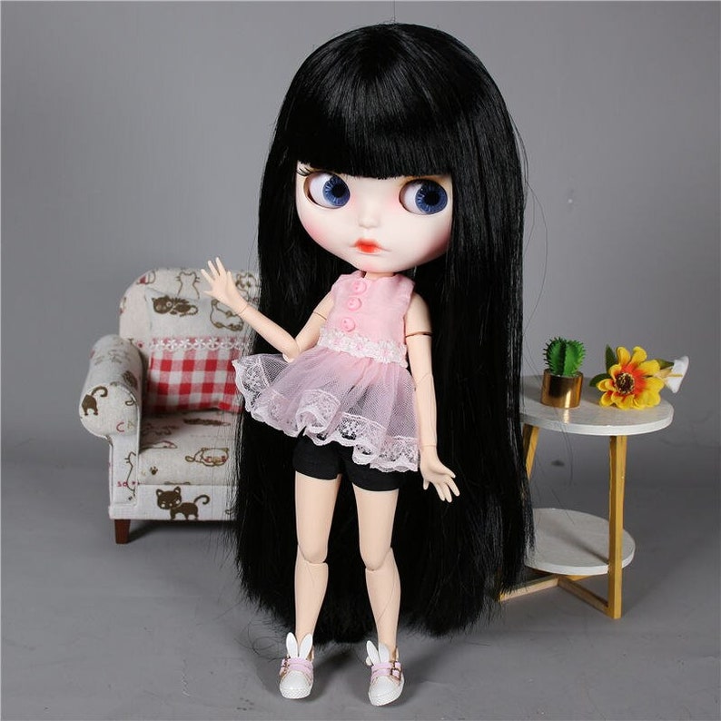 Vanessa Premium Custom Neo Blythe mit schwarzen Haaren, weißer Haut & mattem Pouty Gesicht Bild 1