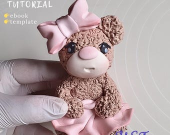 フォンダンテディベアケーキトッパーの作り方：女の子の誕生日デコレーション（デジタルダウンロード）