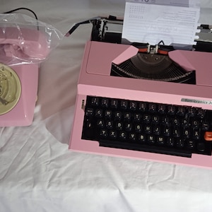 Máquina de escribir portátil manual con estuche de transporte rosa + teléfono conjunto de dos piezas de los años 70 (02) Colores Marcas disponibles