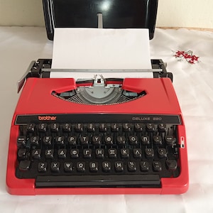 Máquina de escribir vintage, portátil, con estuche de transporte, marca: Brother Red, Japan Works Colores disponibles + Marcas.