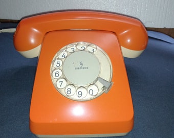 1960s Téléphone orange vintage , téléphone manuel a cadran ,téléphone fixe couleur orange ,  de bureau pour décorations et collections