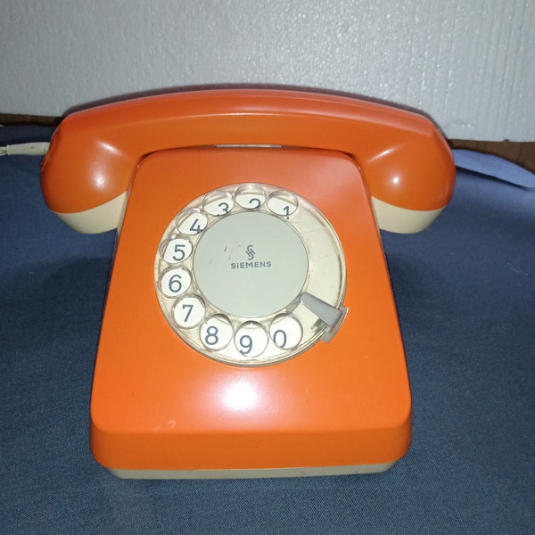 1960s Téléphone orange vintage , téléphone manuel a cadran ,téléphone fixe couleur orange ,  de bureau pour décorations et collections