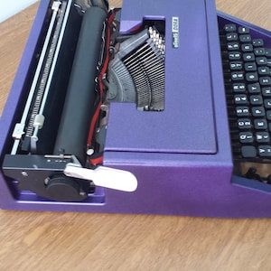 Maquina de escribir, movimiento manual portatil, Funciona bien, Disponible, todos los colores por encargo o bajo pedido,