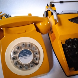 Máquina de escribir, manual portátil con estuche de transporte, color juvenil. .Otros colores, marcas disponibles, juego de dos 02 piezas