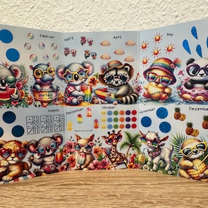 Könnte beinhalten: Ein farbenfroher, dreifach gefalteter Kalender mit Cartoon-Tieren, die jeden Monat darstellen. Koalas, Waschbären und Pandas sind mit Sonnenbrillen und Sommerkleidung dargestellt. Der Kalender enthält die Monate des Jahres auf Deutsch.