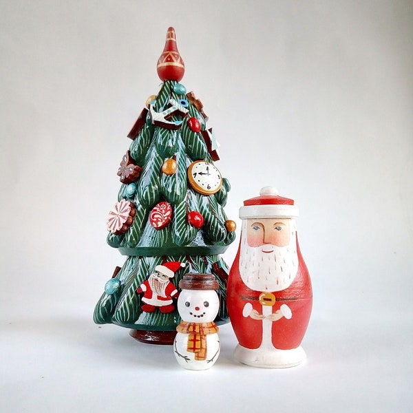 Sapin de Noël en bois vert matriochka de poupée gigogne peint et décoré à la main. Deux objets à l'intérieur - Père Noël, bonhomme de neige blanc, lot de 3