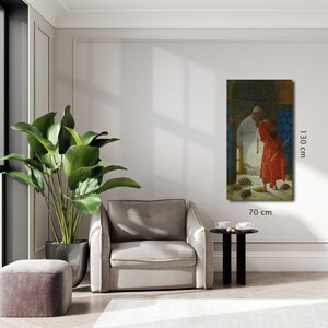 Pu&ograve; includere: Stampa su tela incorniciata raffigurante una figura in abito rosso, con un bastone, che osserva delle tartarughe. L'opera d'arte &egrave; alta 130 cm e larga 70 cm. Lo sfondo presenta un arco e piastrelle blu.