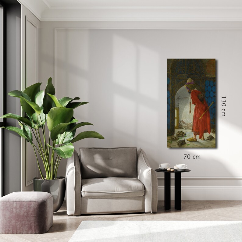 Pu&ograve; includere: Stampa su tela incorniciata raffigurante una figura in abito rosso, con un bastone, che osserva delle tartarughe. L'opera d'arte &egrave; alta 130 cm e larga 70 cm. Lo sfondo presenta un arco e piastrelle blu.