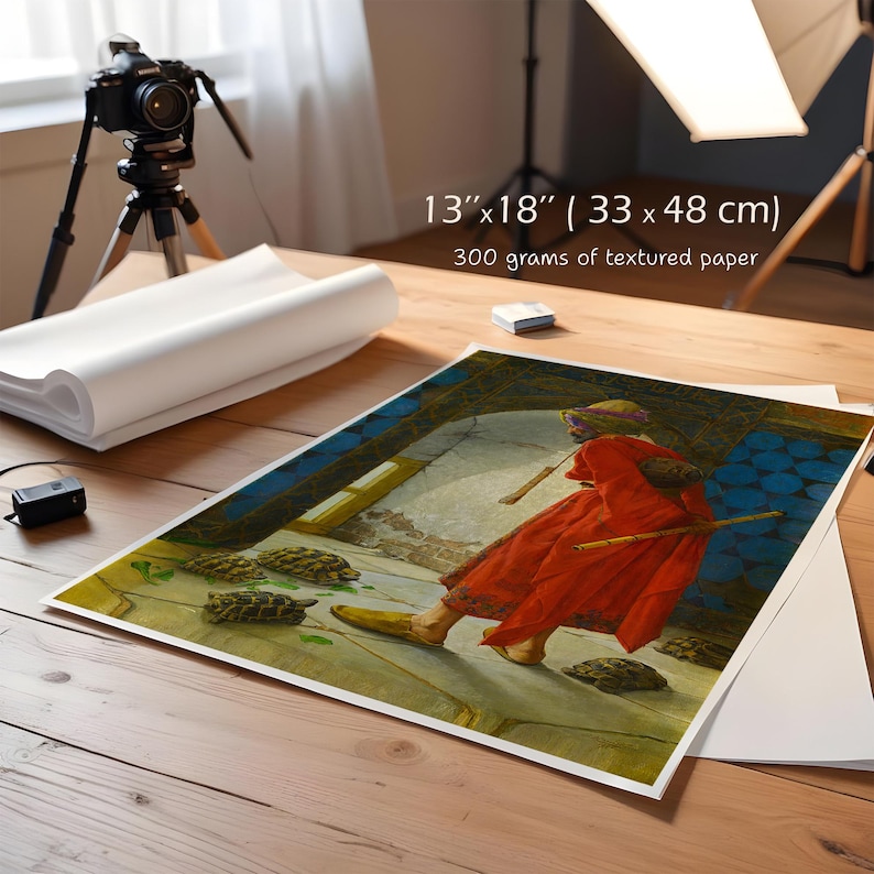 Pu&ograve; includere: Una stampa su carta strutturata, 33 x 48 cm, raffigura una figura in una veste rossa che attraversa una porta ad arco. L'opera presenta una tavolozza di rossi, blu e gialli, con diverse tartarughe sul terreno.