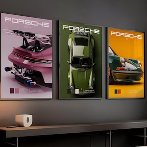Op de afbeelding: Drie ingelijste Porsche-autoposters. De eerste poster toont een roze auto met de tekst "PORSCHE GT3 RS". De tweede poster toont een groene auto. De derde poster toont een groene auto met een oranje achtergrond. Alle posters hebben het woord "PORSCHE" bovenaan.