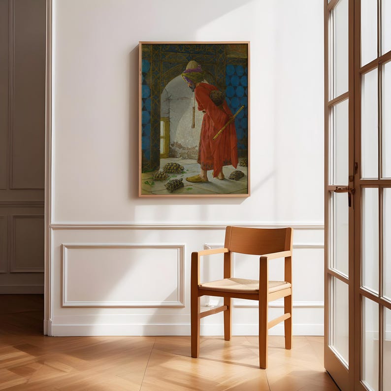 Pu&ograve; includere: Un dipinto incorniciato raffigura una figura in abito rosso e turbante, con un bastone, che osserva diverse tartarughe. L'opera d'arte &egrave; ambientata in un'ornata porta ad arco con dettagli blu e oro. Il dipinto &egrave; esposto su una parete bianca.