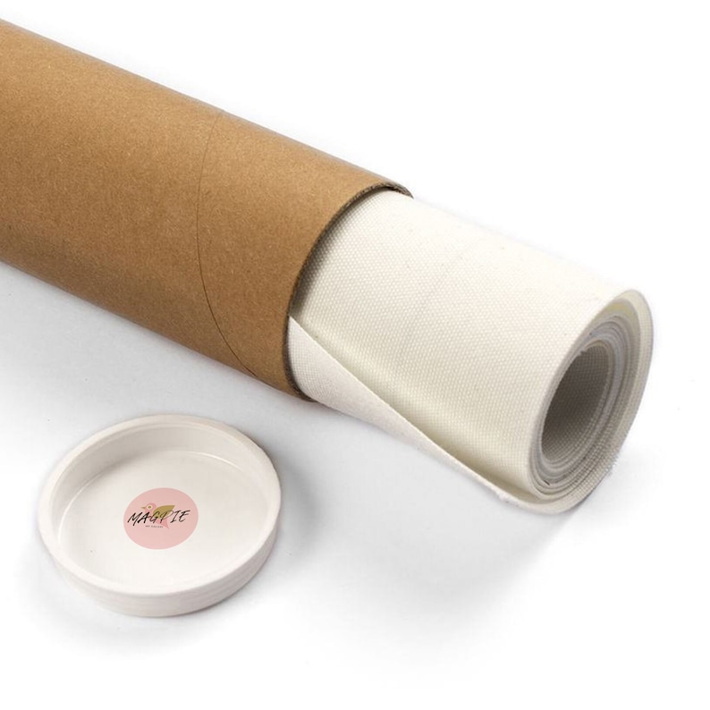 Pu&ograve; includere: Una stampa su tela arrotolata all'interno di un tubo di cartone marrone, con un coperchio bianco. La tela &egrave; bianco sporco e arrotolata strettamente. Il coperchio ha un adesivo rosa con il testo "MAGGIE".